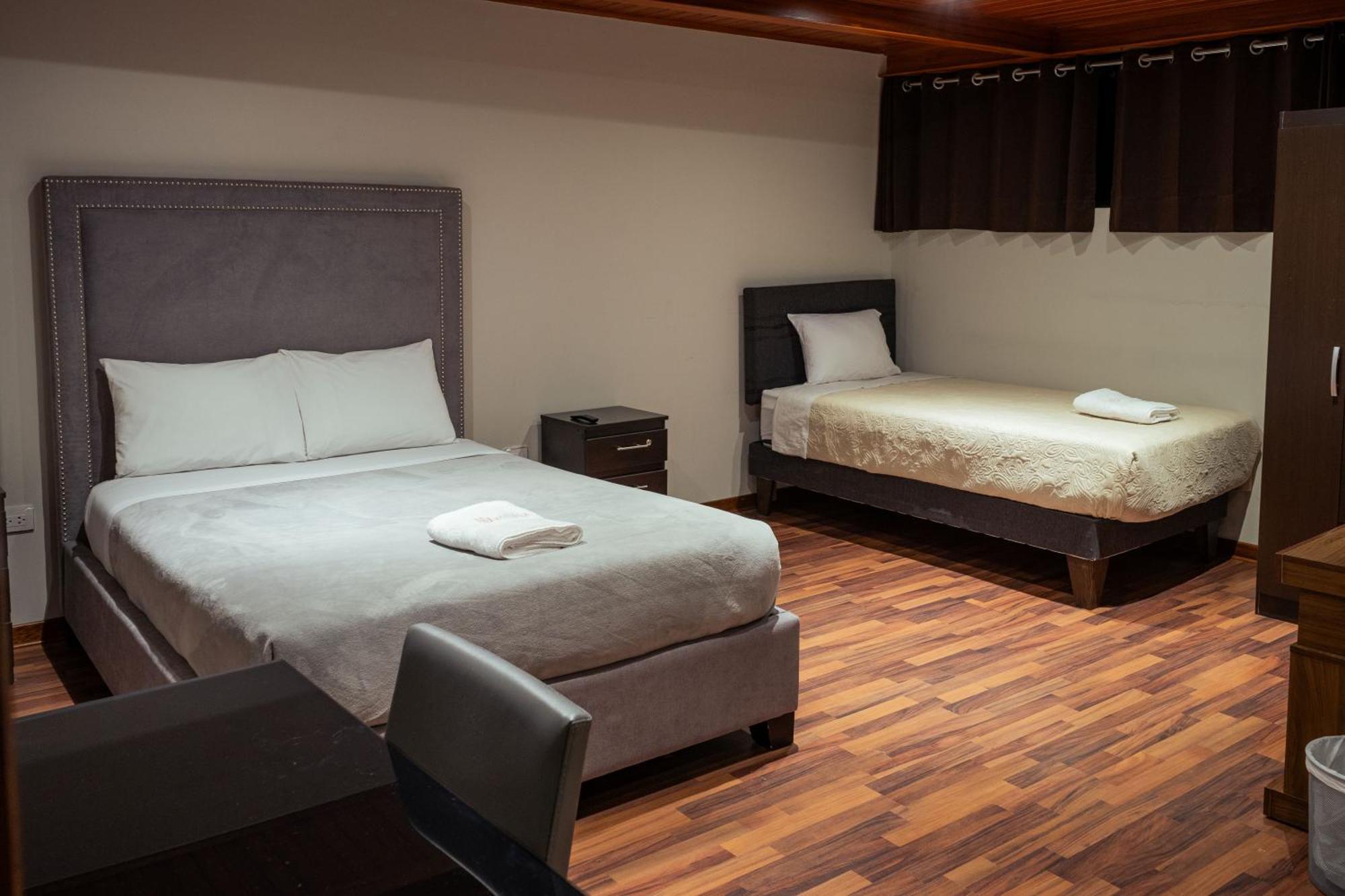 Hotel California Урубамба Екстер'єр фото