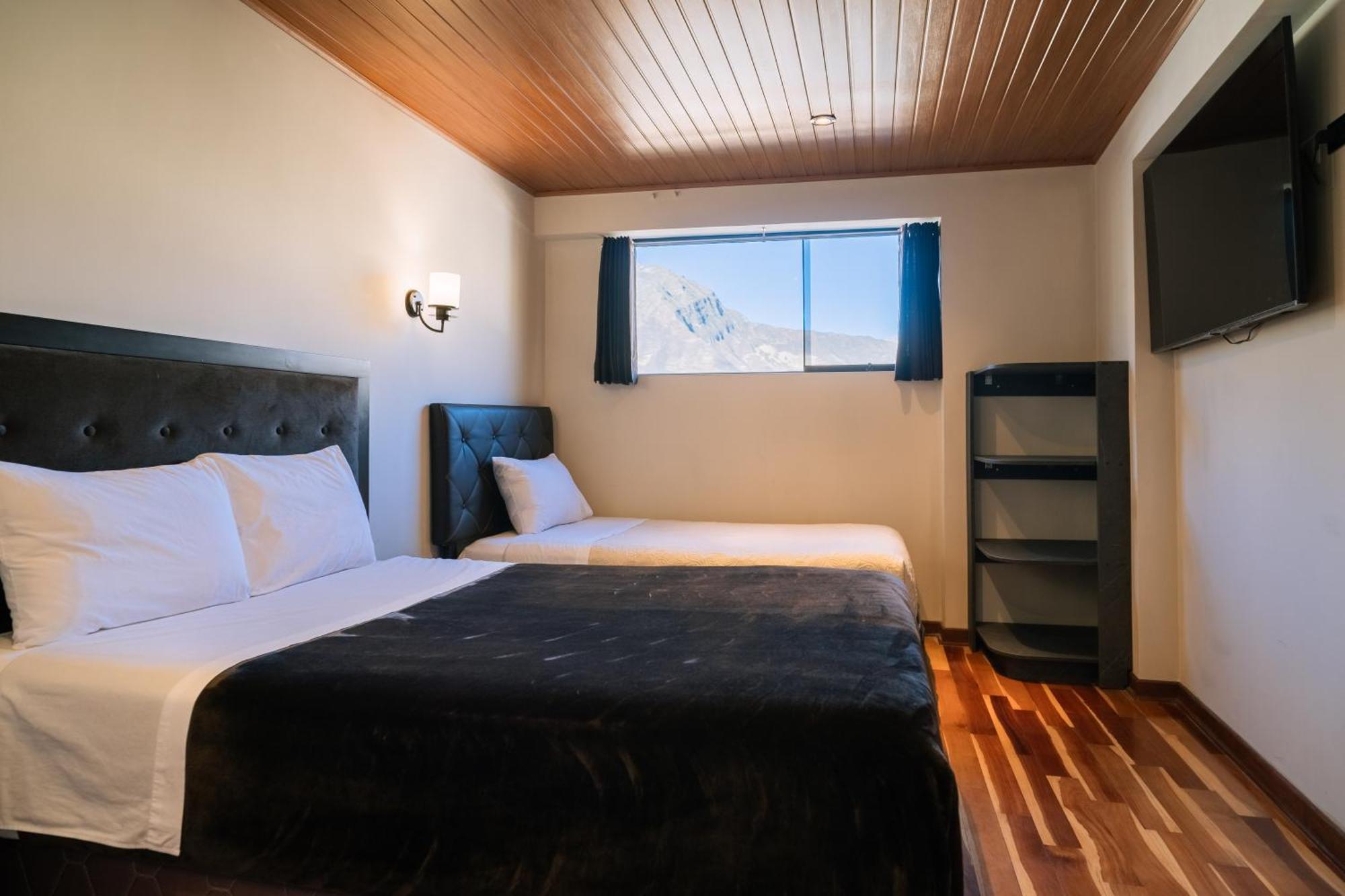 Hotel California Урубамба Екстер'єр фото
