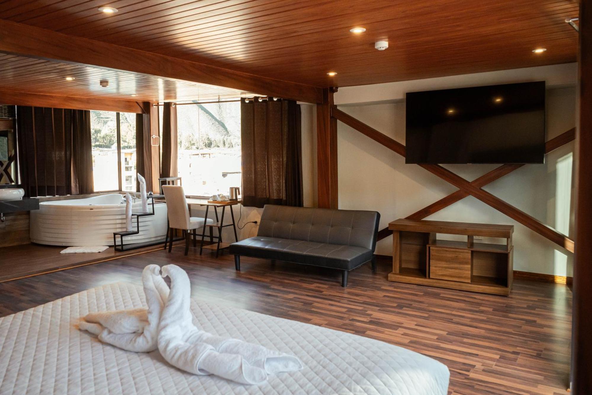 Hotel California Урубамба Екстер'єр фото