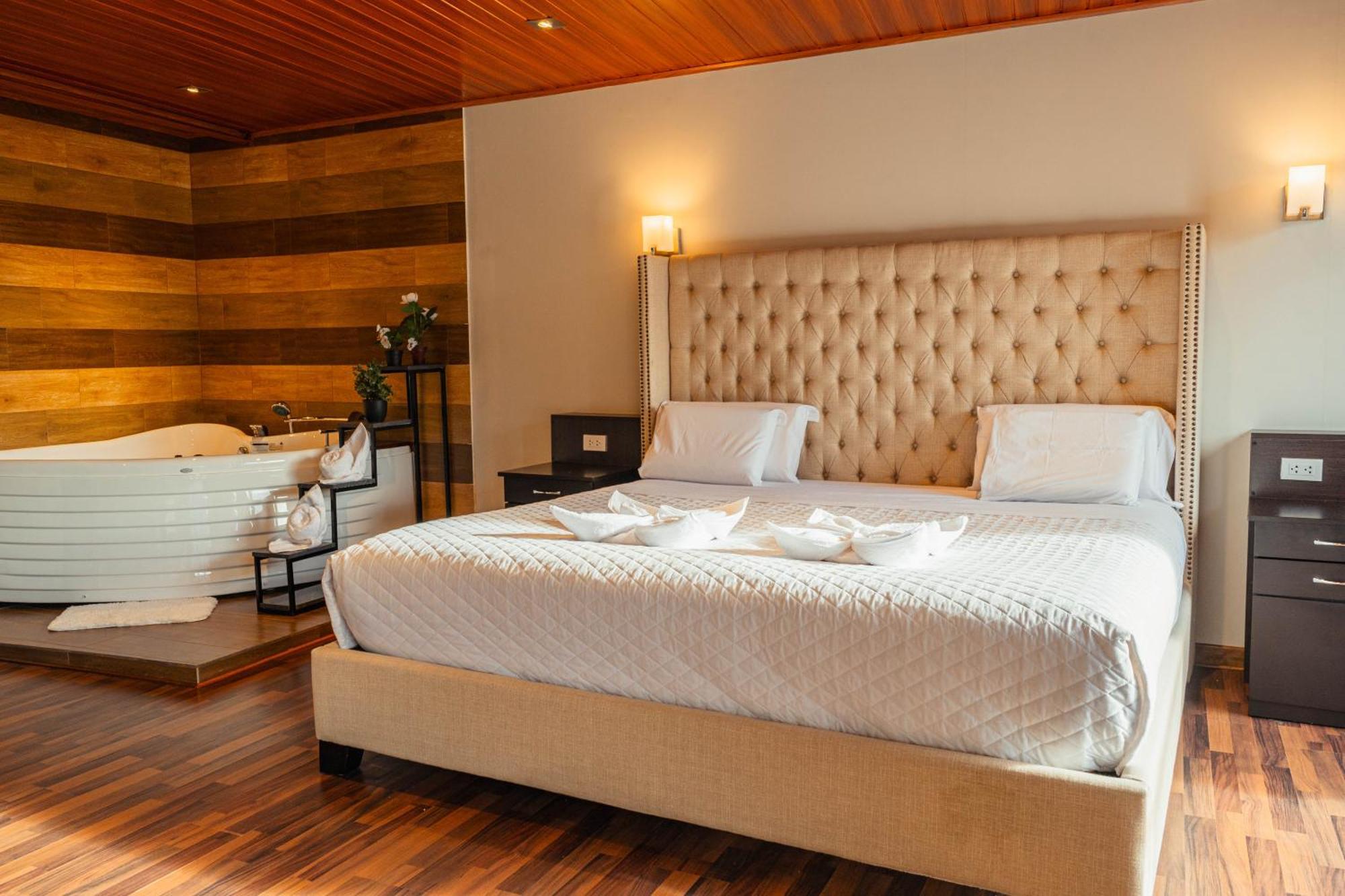 Hotel California Урубамба Екстер'єр фото